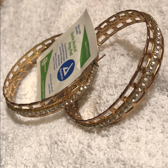 USED Cute Medium chain Inspired crystal earrings - Picture 3 of 3